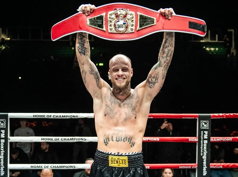 Hannes Brune mit verschränkten Armen im Gym