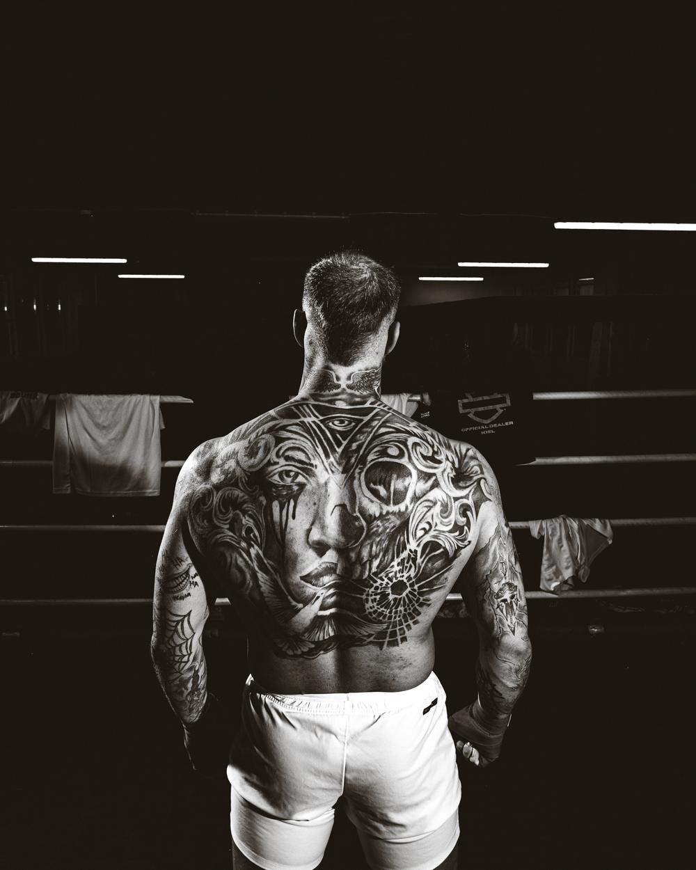 Tätowierter Rücken von Hannes Brune im Gym