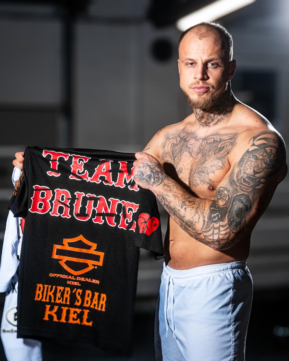 Hannes Brune präsentiert das Team-Brune-Shirt von Biker's Bar Kiel